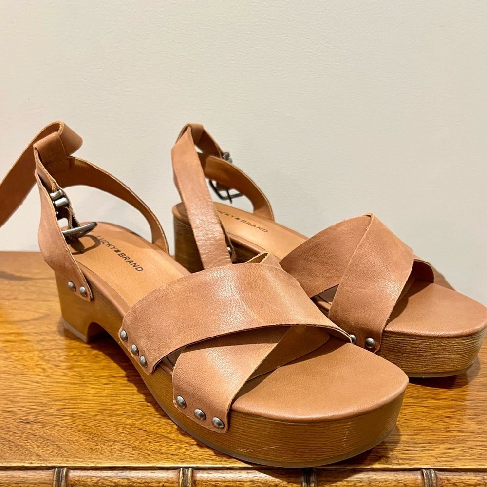 Lucky Brand Tan platform sandal clogs